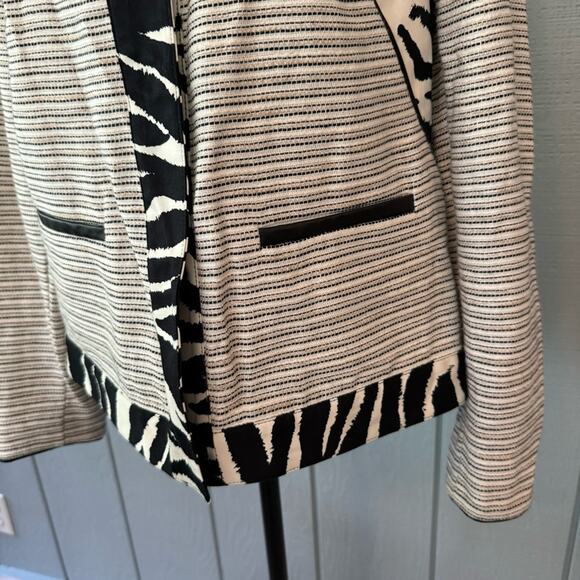 Chicos Black & White Animal Print Jacket ~ 0 - Picture 7 of 11